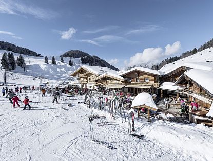 Stöcklalm in Söll an einem sonnigen Wintertag.