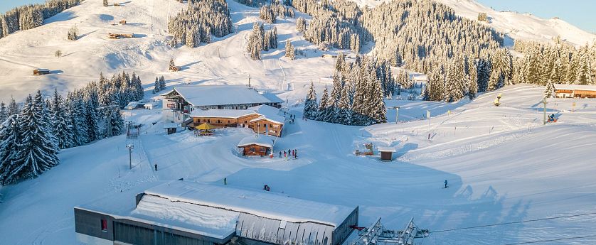 Winterpanorama bei der Zinsberg Talstation mit Blick auf die SkiWelt Hütte, Übungsbereich und verschneiten Pisten