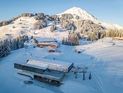 Talstation Zinsbergbahn_Bergstation Hochbrixen_Übungsbereich Hochbrixen_SkiWelt Hütte