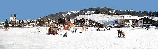 Aussicht auf Kinderskischule und die Landschaft.
