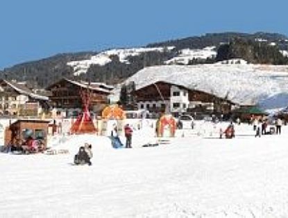 Aussicht auf Kinderskischule und die Landschaft.