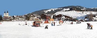 Aussicht auf Kinderskischule und die Landschaft.
