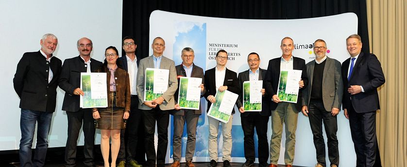 Foto bei einer Verleihung einer Auszeichnung.