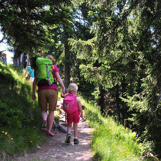 Mutter mit Kind am Wanderweg Alpinolino in Westendorf