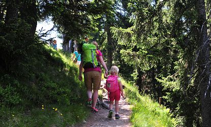 Mutter mit Kind am Wanderweg Alpinolino in Westendorf