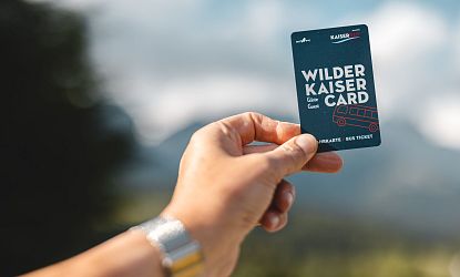Frau zeigt die Wilder Kaiser Card.