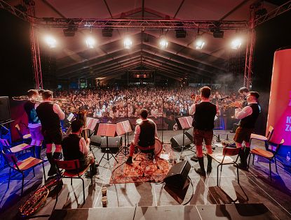 Konzert mit vielen Leuten und Lichtern.
