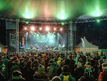 Konzert mit vielen Leuten und Lichtern.