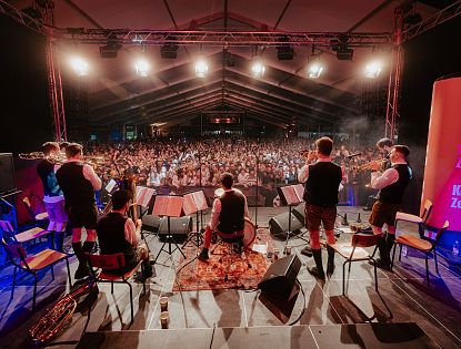 Konzert mit vielen Leuten und Lichtern.