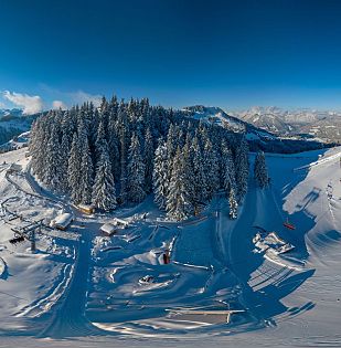Panorambild der Winterlanschaft mit klar blauem Himmel.