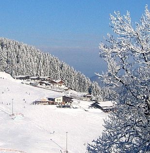 Winterlandschaft mit Wohnhäusern.
