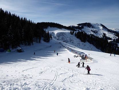 zauberteppich-in-ellmis-winterland-mit-tunnel-und-kindern-15