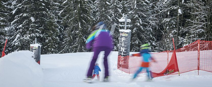 Skifahrer rassen die Zeitmessstrecke in Söll hinunter.