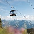 Gondel im Sommer in Richtung Berg.