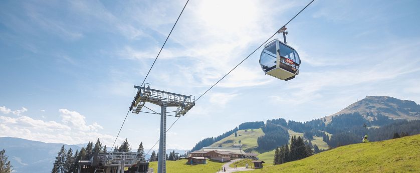 Gondel der Zinsbergbahn auf dem Weg zur Bergstation.
