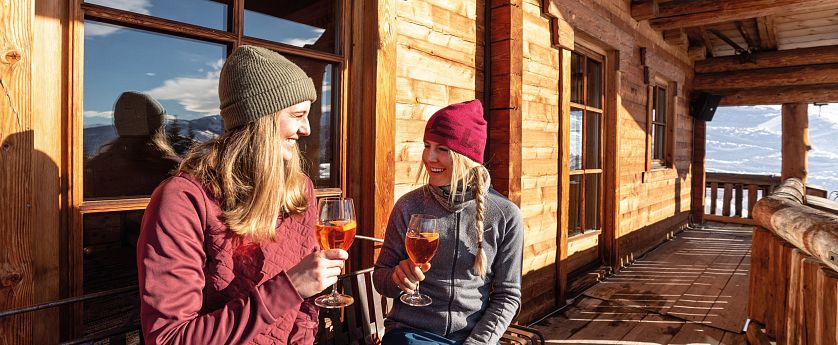 Freundinen trinken Aperol zusammen.