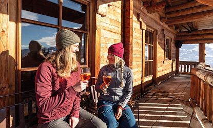 zwei-freundinnen-anstossen-aperol-auf-skihuette-zu-ladies-day-in-skiwelt-wilder-kaiser-brixental-27