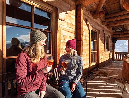 zwei-freundinnen-anstossen-aperol-auf-skihuette-zu-ladies-day-in-skiwelt-wilder-kaiser-brixental-4