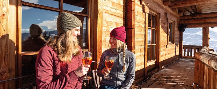 Freundinen trinken Aperol zusammen.