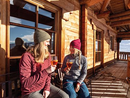 zwei-freundinnen-anstossen-aperol-auf-skihuette-zu-ladies-day-in-skiwelt-wilder-kaiser-brixental-48