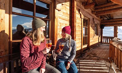 zwei-freundinnen-anstossen-aperol-auf-skihuette-zu-ladies-day-in-skiwelt-wilder-kaiser-brixental-60