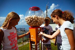 Houten ballenmachine in de Spoggolino