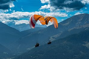 Vliegschool Fly Tirol tandemvlucht paragliding in de lucht 2 paragliders Grasberge zomer