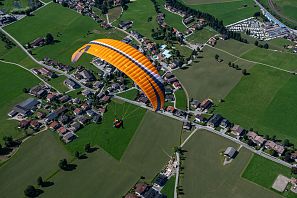 Vliegschool Vlieg Tirol tandemvlucht paragliding landing nadering Westendorf zomer