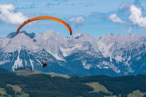 Vliegschool Vlieg Tirol tandem paragliding Wilder Kaiser in de zomer