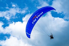 Vliegschool Vlieg Tirol Tandenflug Paragliding in de lucht Wolken blauwe lucht