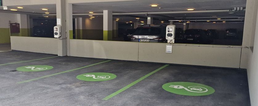 Parkgarage mit Plätze für Elektrofahrzeuge.