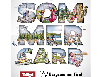 Poster voor Kitzbüheler Alpen Sommercard met tekst en afbeeldingen van zomeractiviteiten zoals wandelen en fietsen op een witte achtergrond.