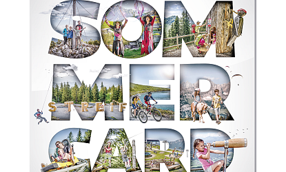 Poster voor Kitzbüheler Alpen Sommercard met tekst en afbeeldingen van zomeractiviteiten zoals wandelen en fietsen op een witte achtergrond.