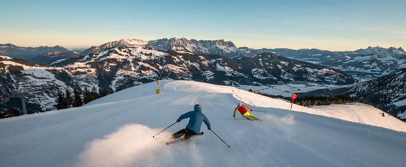 Skifahrer auf der Kandlerabfahrt mit Morgensonne.