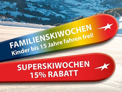 Verschneite Skipiste unter blauem Himmel, umgeben von bewaldeten Hügeln. Zwei bunte Werbebanner im Vordergrund preisen Skiangebote an.