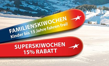 Verschneite Skipiste unter blauem Himmel, umgeben von bewaldeten Hügeln. Zwei bunte Werbebanner im Vordergrund preisen Skiangebote an.