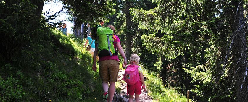 Mutter mit Kind am Wanderweg Alpinolino in Westendorf